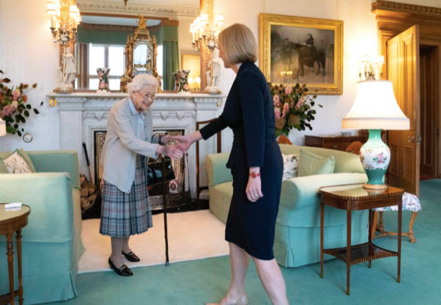 DESPEDIDA DE LA REINA ISABEL II